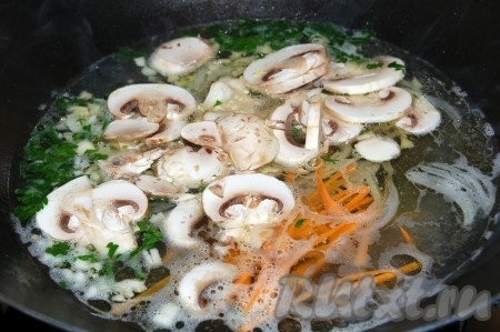 Куриный суп с грибами и капустой после добавления ингредиентов варить в течение 7-10 минут (не больше).