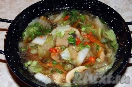 Куриный суп с грибами и китайской капустой