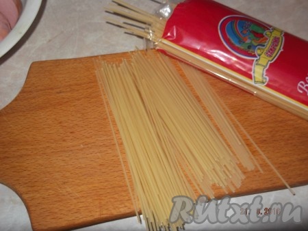 Затем берем спагетти и ломаем их пополам.
