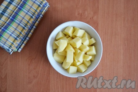 Очистить и нарезать небольшими кубиками картофель. Выложить в кастрюлю сразу же за луком и морковью. Варить минут 15, до приготовления картошки.
