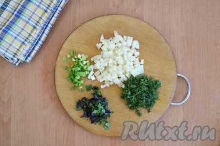 Болгарский перец вымыть, удалить короб с семенами и нарезать мелкими кубиками. Зелень вымыть и мелко нарезать.
