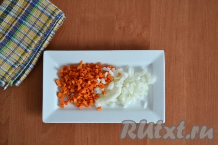 Очистить и нарезать мелкими кубиками морковь и лук.
