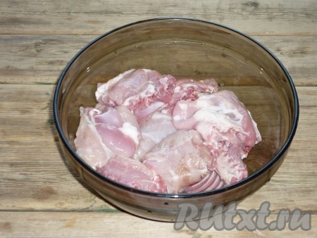Нарезать мясо кролика на порционные кусочки, сложить в миску, в которой будем мариновать шашлык. 
