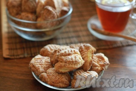 Слегка похрустывающее снаружи и нежное внутри творожное печенье "Гусиные лапки" достаньте из духовки, дайте немного остыть и подавайте к чаю. Вот так достаточно просто из творога с добавлением сливочного масла и сахара можно приготовить по классическому рецепту очень вкусную, аппетитную выпечку для всей семьи!