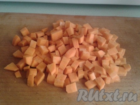 Морковь очистить и нарезать кубиками.