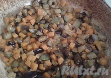 В разогретую сковороду налить подсолнечное масло. Первыми будем обжаривать баклажаны и морковь, иногда помешивая, на среднем огне в течение 7-10 минут.
