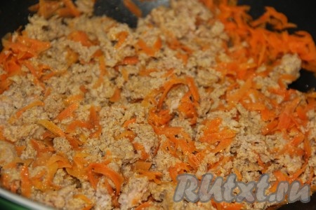 Обжарить фарш с морковью в течение 10 минут. В это время нужно хорошо разбивать (перемешивать) фарш, чтобы не было больших комочков.
