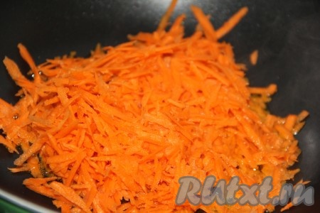 Выложить морковь в сковороду, добавить сливочное или топлёное масло и обжарить морковь в течение 5-7 минут при помешивании.