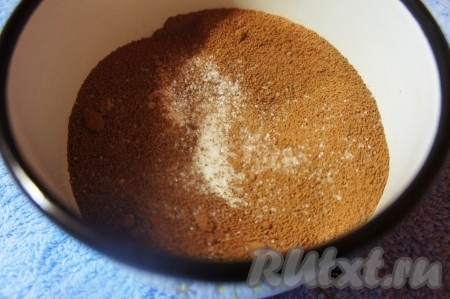 Сахарный песок смешать с какао.