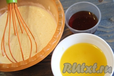 Масло растопить и слегка остудить. Влить масло и мёд в яичную массу и хорошо перемешать.