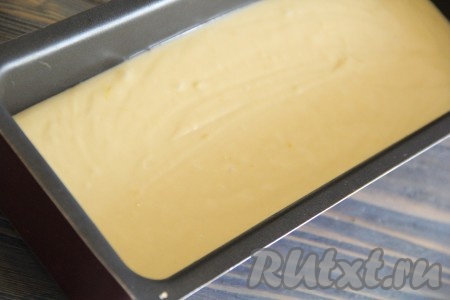 Выложить тесто в форму. Поставить форму в разогретую духовку и выпекать при температуре 200 градусов примерно 45 минут.