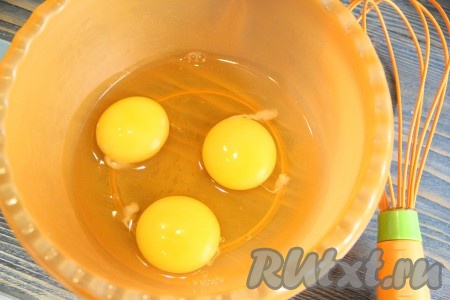  Яйца вбить в удобную для взбивания посуду.