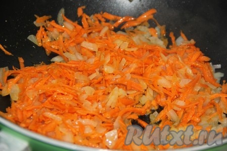 Добавить морковь в сковороду, перемешать вместе с луком и обжарить в течение 5 минут, не забывая иногда перемешивать. 