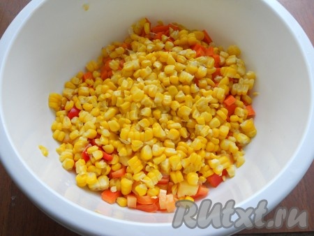 Ножом срезать зерна кукурузы с початков и добавить ее к перцу и моркови.