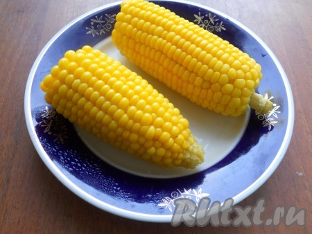 Кукурузу выбирайте сахарную, с сочными зернами. Отварить кукурузу в подсоленной воде 40-45 минут, остудить.
