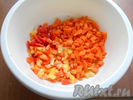 Перец болгарский сладкий очистить от семян, нарезать небольшими кубиками. Добавить также нарезанную очищенную морковь. 