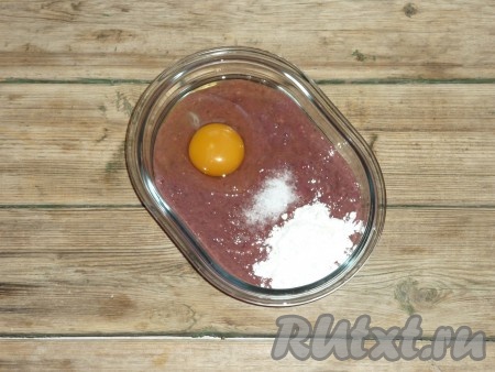 В измельченную печень с луком вбить яйцо, добавить соль и муку.
