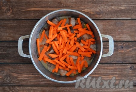 Морковь очистить и нарезать брусочками. Всыпать в казан, когда сварится мясо.

