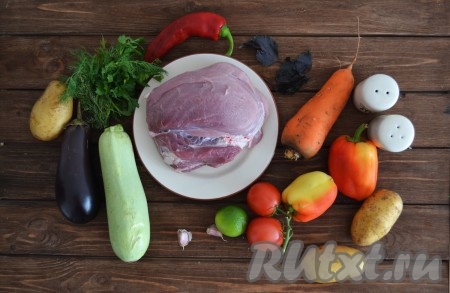 Подготовить все ингредиенты для приготовления свинины с овощами в казане