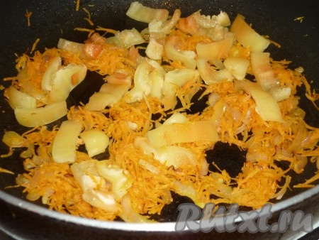 Затем к луку и морковке добавить очищенный от семян и нарезанный соломкой перец. 
