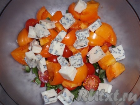 Сыр нарезать небольшими кусочками, добавить к овощам.

