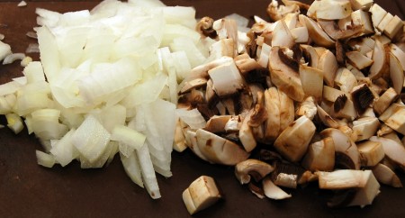 Сначала приготовим начинку. Нарежем мелко грибы и лук.