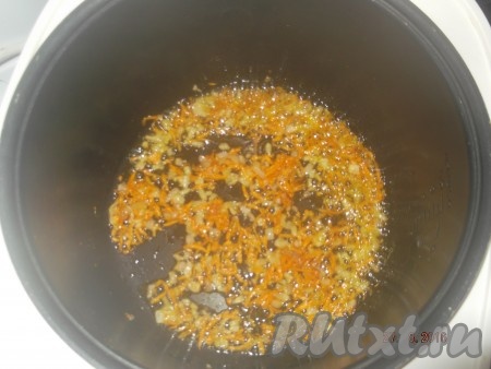 Затем берем мультиварку, включаем экспресс-режим и обжариваем лук с морковкой на подсолнечном масле, иногда помешивая, до золотистой корочки.
