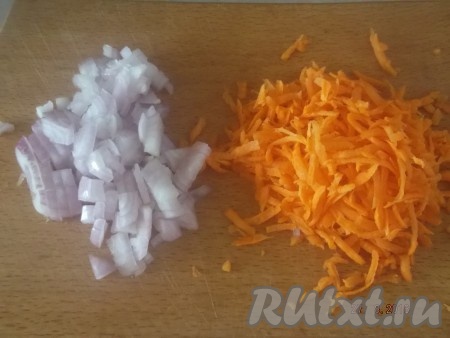 Сначала нарезаем лук кубиками, морковку натираем на средней терке.
