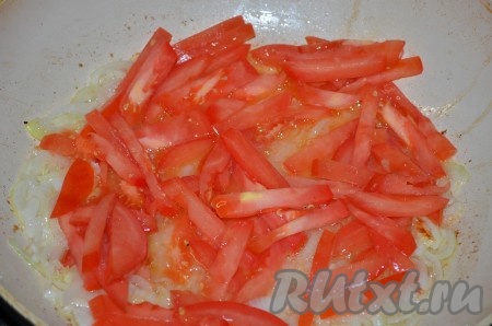 Добавить помидоры, жарить на сильном огне 3 минуты, помешивая.


