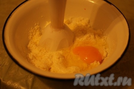 В полученную смесь добавить яйцо и мёд. Еще раз перетереть блендером.