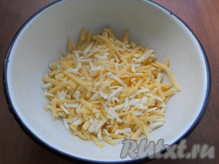 Брынзу и твердый сыр натереть на крупной терке, смешать. Если брынза не соленая - сыры немного подсолите.