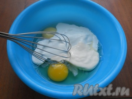 К яйцам добавить сметану, майонез и соль. Взбить все венчиком до однородности.