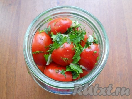 Зеленью с чесноком и перцем начинить помидоры (понемногу вложить в разрезы). Помидоры плотно уложить в стеклянную банку до плечиков.