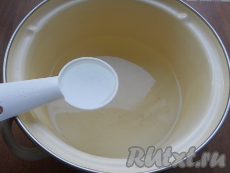 Приготовить маринад: в воду добавить соль и сахар. Довести до кипения, кипятить 3 минуты, после чего влить уксус. 