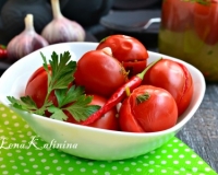 Суточные помидоры, фаршированные зеленью и чесноком