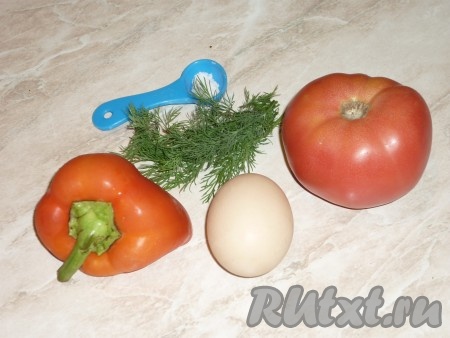Ингредиенты для приготовления яичницы в болгарском перце на сковороде 