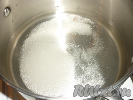 Воду или молоко налить в кастрюлю, всыпать сахар, щепотку соли и довести до кипения. 