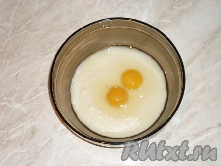 В остывшую манную кашу добавить яйца и крахмал, хорошо перемешать до получения однородной массы. Получившееся тесто для оладий по консистенции должно быть, как очень густая сметана. 
