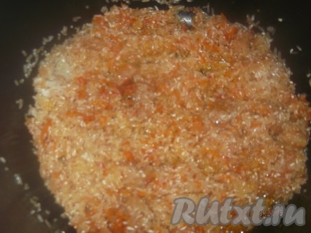 Затем добавляем рис и еще немного готовим на экспресс-режиме.
