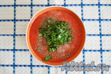 В получившуюся томатную смесь добавить измельченную зелень, соль и прованские травы.
