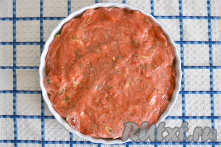 Получившийся томатный соус тщательно перемешать и залить им кабачки с баклажанами.
