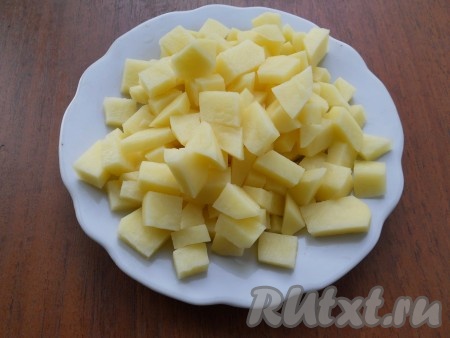 Картофель очистить и нарезать кубиками. 