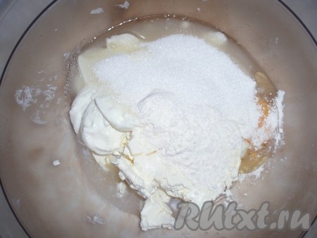 Тем временем приготовить крем, для этого смешать до однородности сыр маскарпоне, йогурт, яйца, сахар, ванильный сахар и муку.
