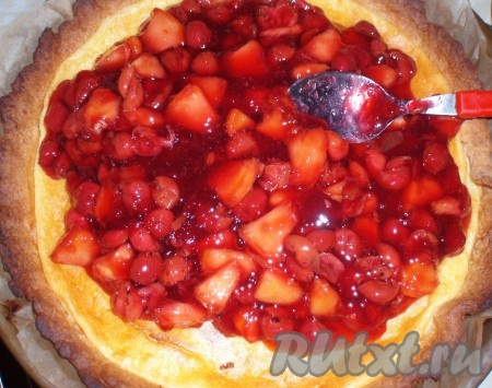 Когда желатин немного схватится, выложить фруктово-ягодную заливку на остывший пирог. Остывший песочный пирог с маскарпоне и фруктами поместить на несколько часов (или на ночь) в холодильник до окончательного застывания.
