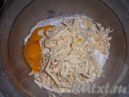 Для приготовления теста муку просеять с сахарной пудрой. Добавить яичные желтки и натертый на терке маргарин.
