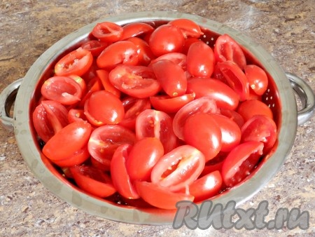 Складывать помидоры в дуршлаг, чтобы стек сок.