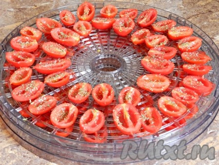 Затем разложить помидоры в сушилке, присыпать солью и специями. Заполнить таким образом все ярусы сушилки.