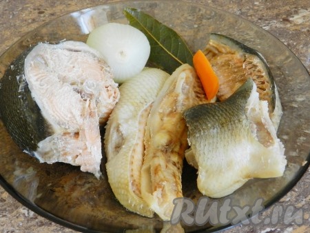 Когда бульон сварится, достать из него рыбу и овощи.