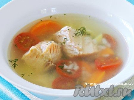 Вкусный и легкий рыбный суп из кеты готов.
