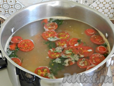 Когда сварится картофель, добавить в суп рис, кусочки рыбы и помидоры. Варить 2 минуты. В конце приготовления добавить мелко нарезанный укроп.